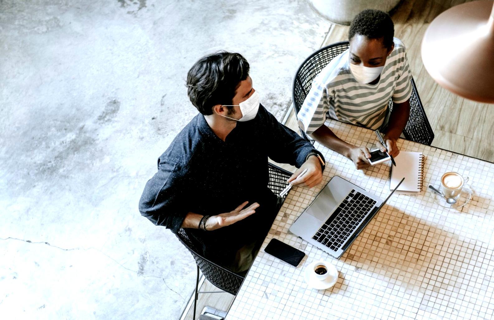 Pianificazione finanziaria familiare con documenti e calcolatrice